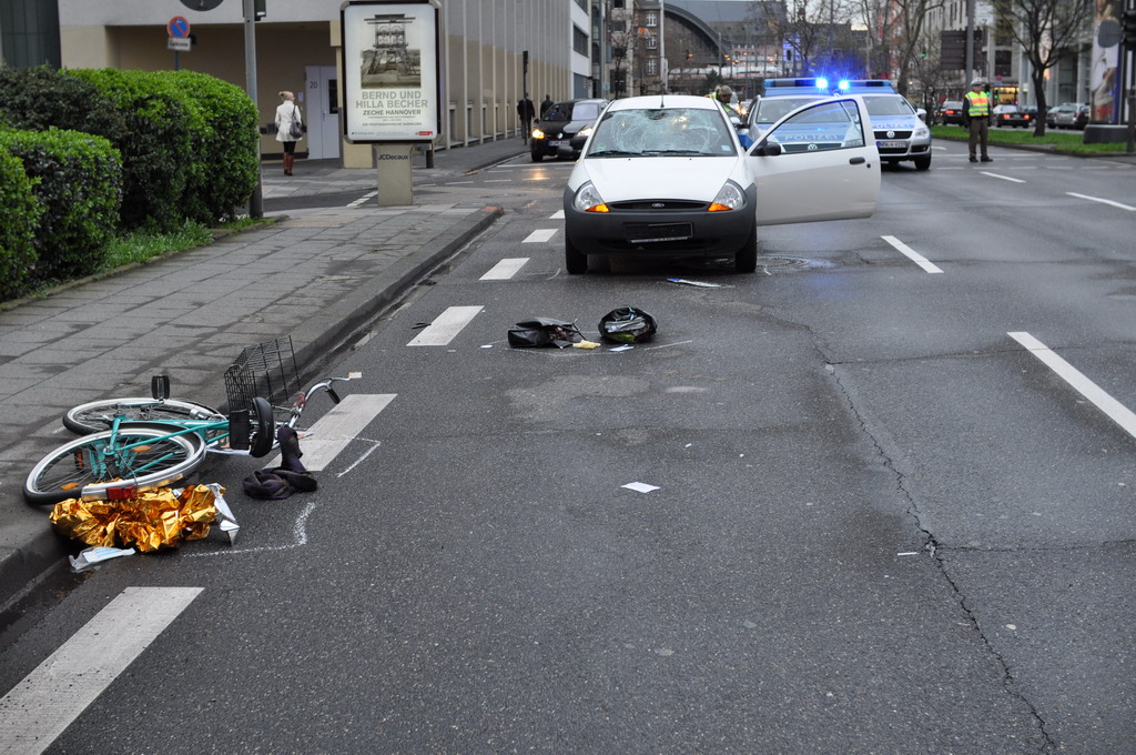 VU PKW gegen Rad Koeln Turinerstr P14.JPG